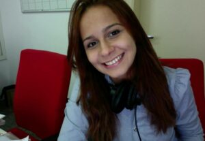 Eu vou fazer locução comercial, feminina, jovem.