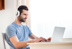 Eu vou fazer Transcrições e traduções de textos e áudios
