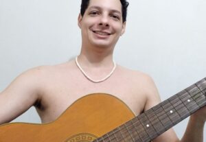 Eu vou cantar a musica que você quiser.