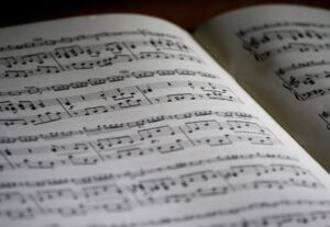Eu vou passar qualquer música para uma partitura.