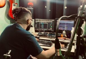 Eu vou produzir a versão acústica da sua música