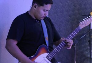Eu vou gravar a guitarra da sua música.
