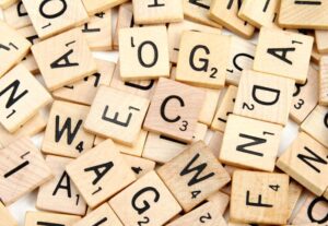 Eu vou revisar seu texto e melhorá-lo em português ou inglês