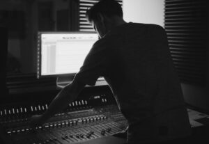 Eu vou Mixar e masterizar sua música com sonoridade incrível...