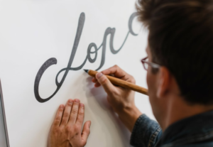 Eu vou criar logomarcas e artes para você.