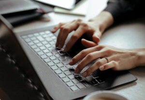 Eu vou te ajudar a digitar e formatar seus textos