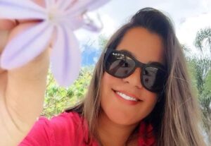 Eu vou traduzir textos de inglês, espanhol. Gravo vídeos.
