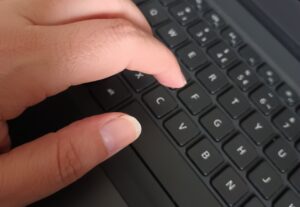 Eu vou digitar seu trabalho de forma rápida e cuidadosa.