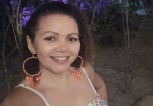 Eu vou digitar textos, contactar e responder clientes, serv.