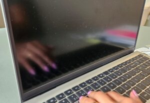 Eu vou digitar textos e planilhas com atenção pra você.