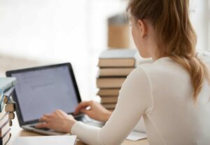 Eu vou digitar, revisar e transcrever textos