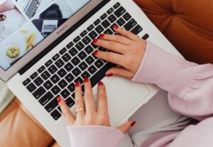 Eu vou transcrever áudios, digitar e/ou redigir textos.
