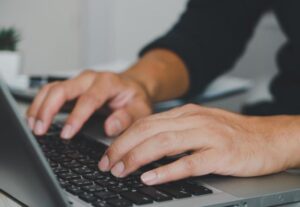 Eu vou digitar textos e transcrever áudios com precisão.