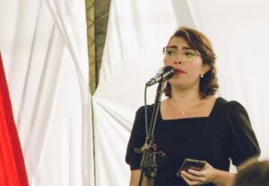 Eu vou cantar a música que você quiser.