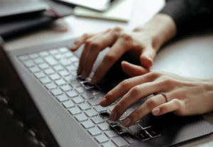 Eu vou elaborar, digitar, revisar textos.