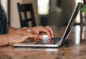 Eu vou digitar, transcrever e gravar áudios para você