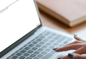 Eu vou digitar textos, revisar e corrigir a ortografia.