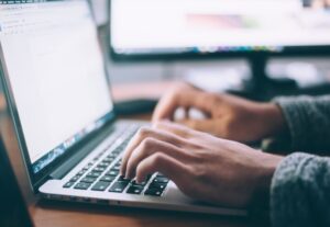 Eu vou digitar textos / revisar / gravar áudios