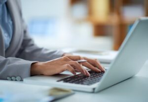 Eu vou digitar textos, traduzir e criar suas redações.