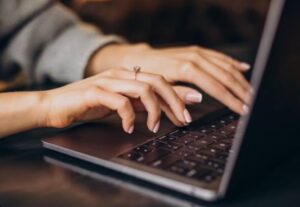 Eu vou criar convites para eventos/ digitar textos