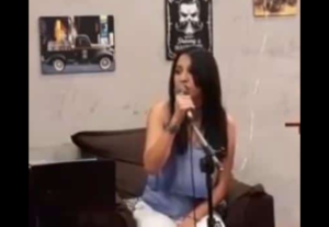 Eu vou divulgar sua empresa cantando.