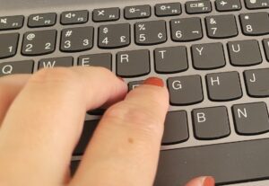 Eu vou digitar textos, documentos e correções gramaticais.