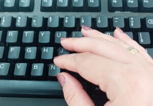 Eu vou transcrever e digitar textos.