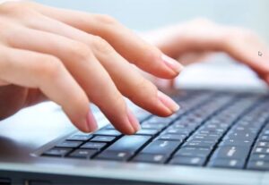 Eu vou digitar e criar textos, logos e convites.