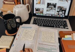 Eu vou traduzir e revisar seus textos/áudio em inglês.