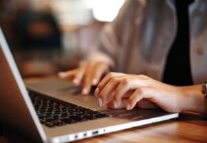 Eu vou digitar e corrigir seu texto e documento