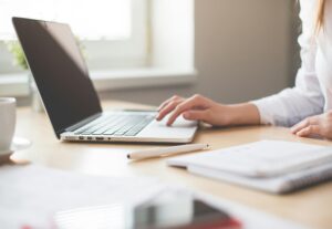 Eu vou digitar, criar e corrigir textos.
