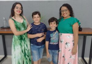 Eu vou fazer vídeos e áudios, locuções.