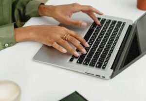 Eu vou digitar seu trabalho e transformar sua ideia em texto