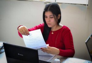 Eu vou digitar/escrever redações e correções textuais.