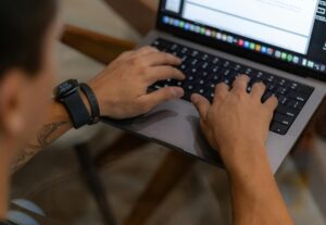 Eu vou traduzir ou corrigir um texto em português ou inglês