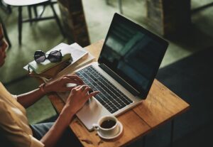Eu vou digitar e criar textos para sua empresa.