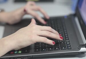 Eu vou digitar e formatar textos/documentos para você.