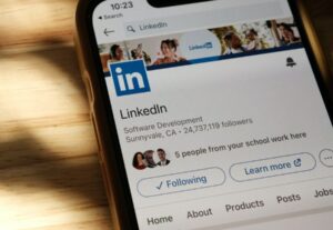 Eu vou estruturar um linkedin profissional completo.