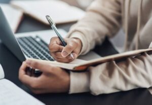Eu vou ajudar a criar textos,traduzindo, inglês ao Português