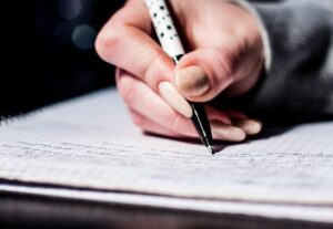 Eu vou traduzir textos em inglês para você ou o contrário.