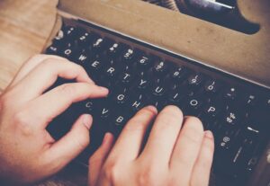 Eu vou  digitar textos e transcrever áudios.