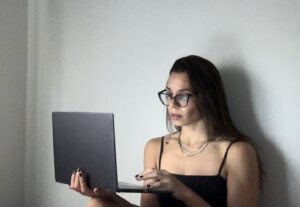 Eu vou fazer a locução/narração que você precisa