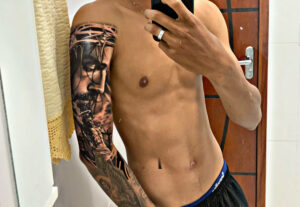 Eu vou Colocar a tatuagem em sua foto para uma previa