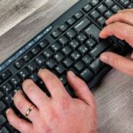 Eu vou fazer digitações e traduções do ing. e esp. para pt