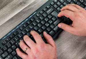 Eu vou fazer digitações e traduções do ing. e esp. para pt