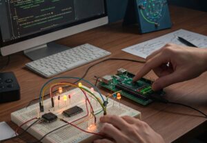 Eu vou programar seu microcontrolador de forma eficiente.