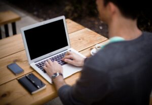 Eu vou traduzir textos português-inglês e inglês-português.