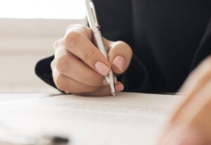 Eu vou revisar textos e elaborar artigos