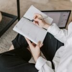 Eu vou revisar conteúdos e digitar textos e transcrições