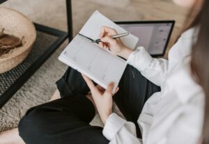 Eu vou revisar conteúdos e digitar textos e transcrições